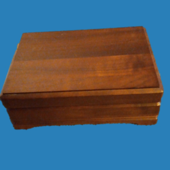 Velvet lined wooden jewelry box - Picture 2 of 3